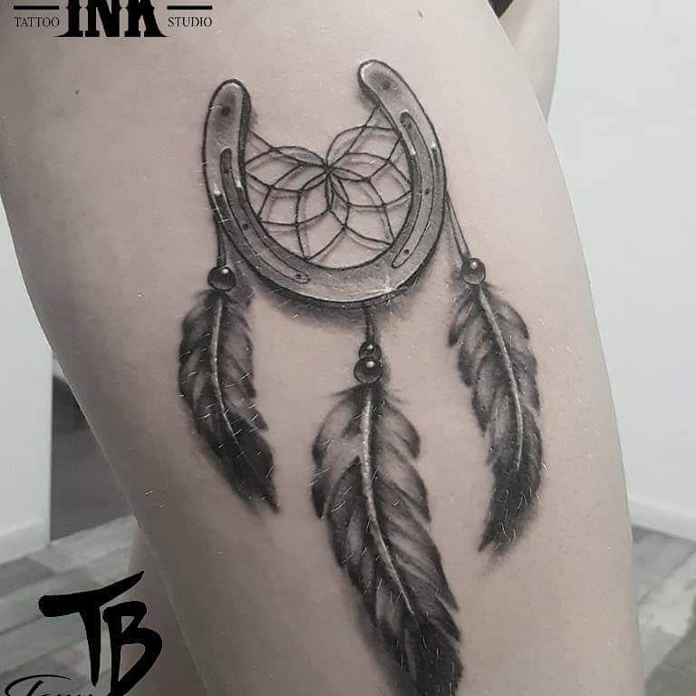 Tatouage attrape-rêves fer à cheval et plumes