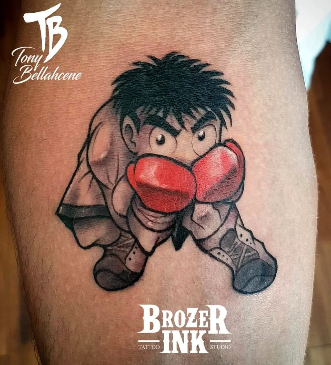 Tatouage couleur d'un boxeur manga avec gants rouges sur le mollet