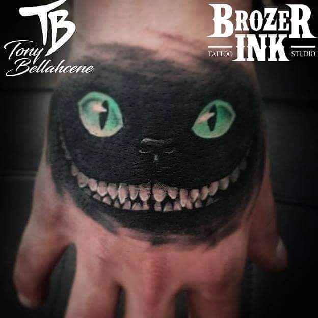Tatouage couleur du chat du Cheshire sur la main