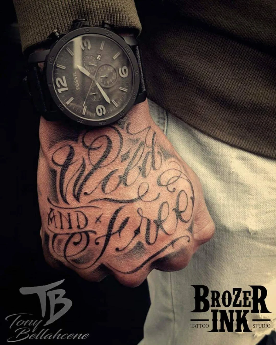 Tatouage lettering calligraphié « Wild and Free » sur la main