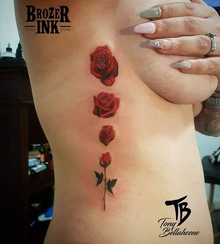 Tatouage roses rouges sur les côtes